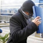 David Alonso, uno de los porteros acusados en libertad, se tapaba ayer a su llegada a la Audiencia Provincial de Madrid