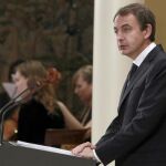 Zapatero: «Si las autonomías no cumplen sus obligaciones, actuará el Gobierno»