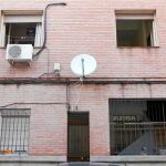 Los jóvenes se alojaron en Usera, en el piso de unos amigos de él. Durante dos días hicieron turismo; el tercero, él la encerró en una habitación
