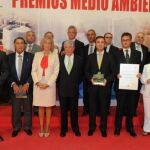 El presidente de la Cámara y CEIM, Arturo Fernández (4º por la derecha), y la consejera de Medio Ambiente y Ordenación del Territorio de la Comunidad, Ana Isabel Mariño (3ª por la izquierda), junto con los galardonados con el Premio Medio Ambiente 2010