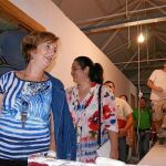 Lali Ibarra y Ana María Lidón, durante la visita al local social «La Isla»