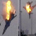 Secuencia del momento en que un avión libio es derribado, ayer, cerca de Bengasi, horas antes de que los aliados comenzasen sus operaciones sobre el territorio norteafricano