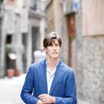 Oriol Elcacho pasea por las calles de Barcelona, su ciudad natal y también centro de operaciones durante las vacaciones
