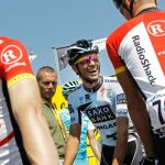 Contador pierde 1:20 en una caída, Gilbert primer líder
