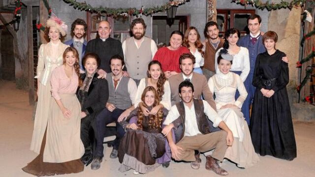 El equipo de la serie el día que celebraron sus 200 capítulos