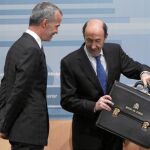 Alfredo Pérez Rubalcaba hace entrega de la cartera de Interior a Antonio Camacho, hasta ayer secretario de Estado de Seguridad
