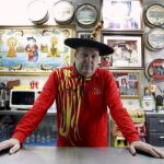 Manolo «el del bombo» ya ha anunciado que cerrará su bar