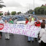 Los manifestantes cortaron la carretera de Utrera y entraron en el interior de la residencia de ancianos