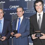 (De Izda. a dcha.), Sanz, Conde y Fernández con sus galardones