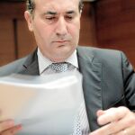 El conseller de Economía, Enrique Verdeguer, compareció ayer en Les Corts a petición propia para explicar la situación de la CAM