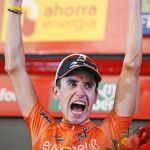 Antón festeja su triunfo en el podio de Bilbao