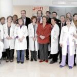 El presidente Camps y la alcaldesa Barberá posaron junto a parte del equipo médico responsable del traslado a la nueva Fe