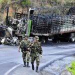 Militares caminan junto a un camión incendiado (archivo)