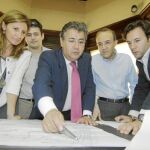 Zoido repasó los proyectos con Alicia Martínez, José Miguel Luque y dos técnicos