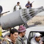 Rebeldes libios situados a las afueras de Brega