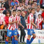 agúero,sonríe después de marcar su gol. Lo mismo que Felipe Luis y Reyes, que se unen a la celebración