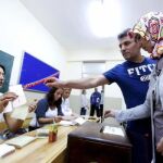 Una pareja vota en las elecciones de Turquia