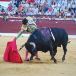 Talavante se estira en un derechazo ante uno de sus astados