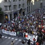 Los «indignados», dirigiéndose hacia la plaza de Sant Jaume