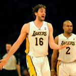 El jugador de los Lakers Pau Gasol (i)