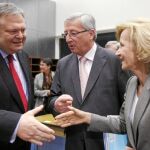 El ministro de Finanzas griego, Evangelos Venizelos, (izq.), junto a sus homólogos, Juncker y Salgado
