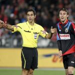 El árbitro Velasco Carballo expulsa al defensa brasileño del Racing de Santander Henrique Buss