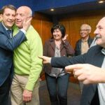 El alcalde de Ponferrada, Carlos López Riesco, saluda cariñosamente al concejal de Deportes, Emilio Villanueva