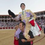 Alejandro Talavante, que cortó dos orejas, salió por la puerta grande en Gijón