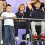 Cruz, Romeo y Brooklyn, de izquierda a derecha, viendo jugar a su padre en noviembre