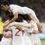 Arbeloa corona la piña de jugadores tras marcar Mata el 0-1 a la Rep. Checa