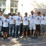 Imagen de los participantes junto a uno de los coches con los que participarán en el rally