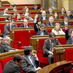 Instante de la votación de ayer de la moción de apoyo a las consultas independentistas en el Parlament.