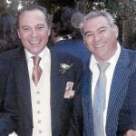 De izquierda a derecha: Núñez, Venancio Morales (administrador de Metro Cuadrado Global) y José Carlos Gómez, en la boda de Venancio en 2007.