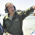Sarkozy habla con un oficial de aterrizaje en la cubierta del portaviones Charles de Gaulle