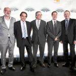El alcalde Xavier Trias posa junto a los propietarios del espacio durante la fiesta de inauguración del pasado jueves
