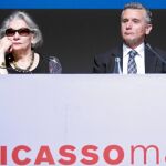Christine Ruiz-Picasso, junto a Paulino Plata, ayer en Málaga