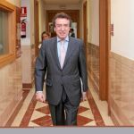 José Antonio de Santiago-Juárez se dirige hacia la sala de prensa para informar del Consejo de Gobierno