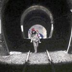 UNA MUJER JAPONES LLEVA A SU HIJA A CUESTAS POR LAS VÍAS DEL TREN, EN DESUSO ANTE LA FALTA DE ENERGÍA Y COMBUSTIBLE