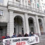 sevilla- El cada vez más vigilado entorno de la Audiencia Provincial permaneció ayer casi «huérfano» de manifestantes. Las declaraciones policiales no causaron mucha expectación, pero seguramente la plataforma Todos Somos Marta volverá a reunir a un buen