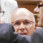 Duran Lleida, que se mostró muy crítico con la reforma constitucional, conversa ayer con dos diputados durante la sesión en el Congreso