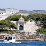 La isla de Lazareto alberga la residencia del Ministerio de Sanidad donde Leire Pajín disfrutó de sus vacaciones junto a sus padres