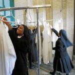 Con sólo una mirada al sacerdote que tienen enfrente saben perfectamente cuál es la talla perfecta para la casulla y el alba que tienen que utilizar para revestirse