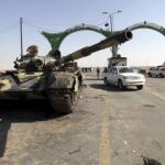 Uno de los tanques de Gadafi destruido por los bombardeos aliados