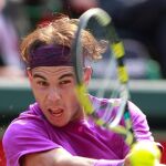 Rafa Nadal se dispone a efectuar un saque ante Mardy Fish