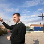 El padre David Benitez Alonso junto a la iglesia de Santa Genoveva