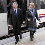 José Blanco y Esperanza Aguirre inauguraron ayer por la tarde la nueva estación de la ampliación de la red de Cercanías por el este en la estación de Fuente de la Mora, en el barrio de Manoteras