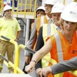 Esperanza Aguirre, presidenta de la Comunidad de Madrid, ayer en una fábrica de yesos en San Martín de la Vega