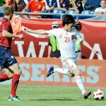 Silva centra ante la oposición de un defensa estadounidense en el partido del sábado