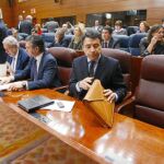 El sillón vacío de Aguirre acaparó la atención ayer en el penúltimo Pleno de la Asamblea antes de las elecciones