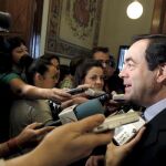 Bono contesta a los periodistas en el Congreso
